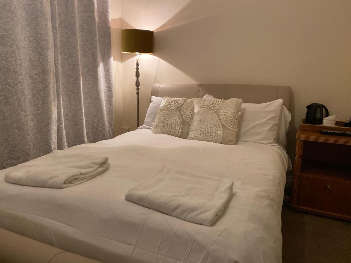 Black Lion Surbiton ภายนอก รูปภาพ