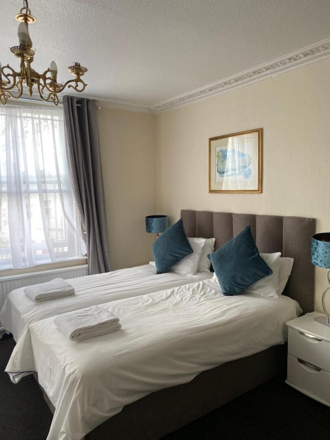 Black Lion Surbiton ภายนอก รูปภาพ
