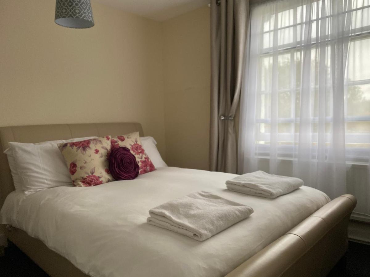 Black Lion Surbiton ภายนอก รูปภาพ